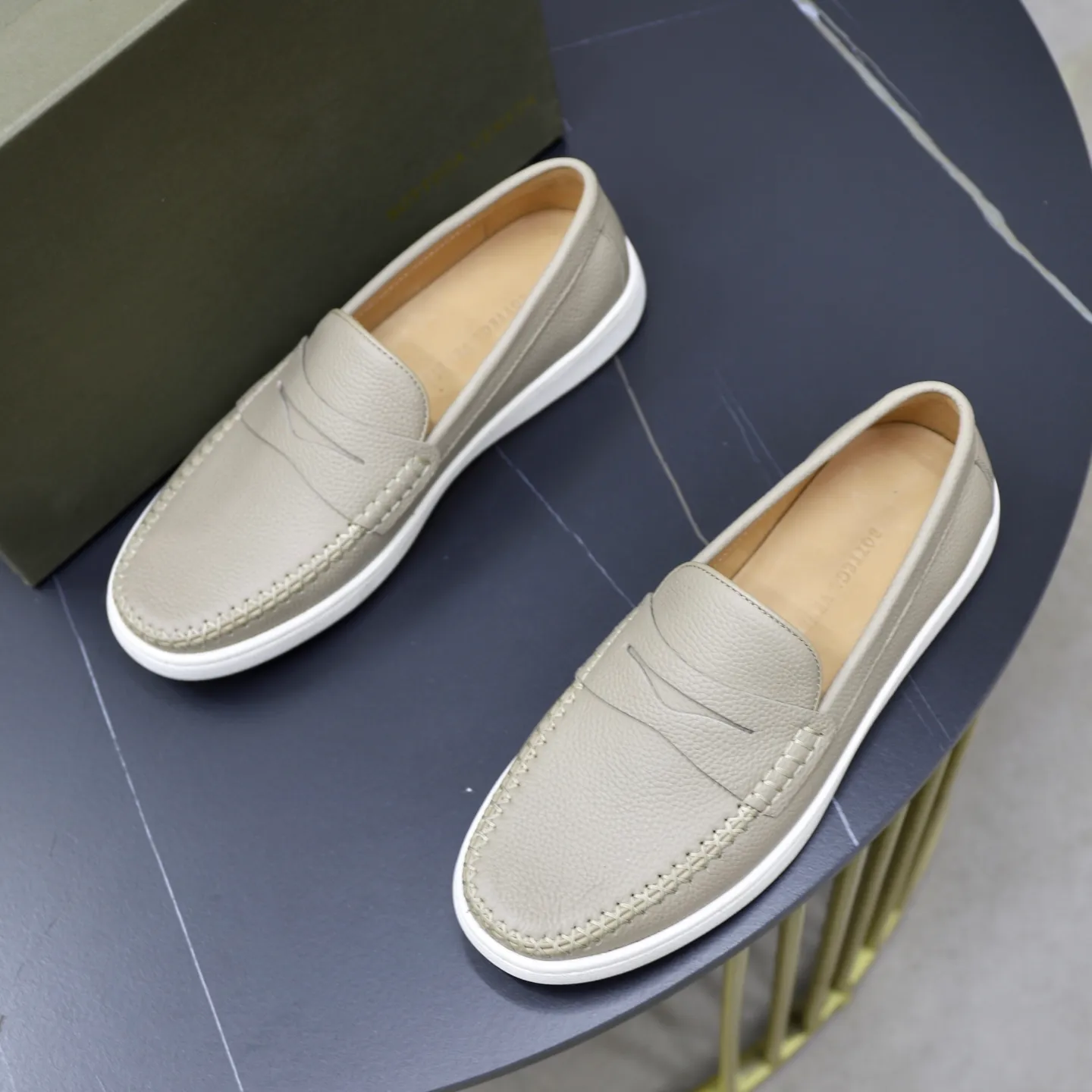 Men's shoes: 480💰BOTTEG* VENET* - high-end boutique Size: 38-44 (45 customized) BV new product, calfskin surface, water-dyed cowhide lining, classic style and contemporary fashion temperament harmoniously blend, rubber soles are light and flexible, water-dyed cowhide lining!